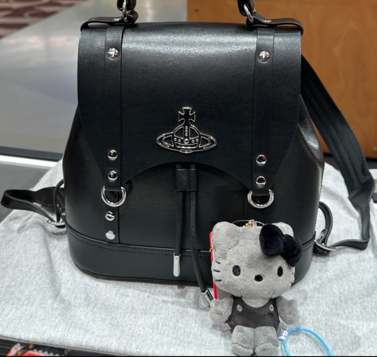 全新未使用  【东京限定】hello kitty五十周年限定黑皮/全新带吊