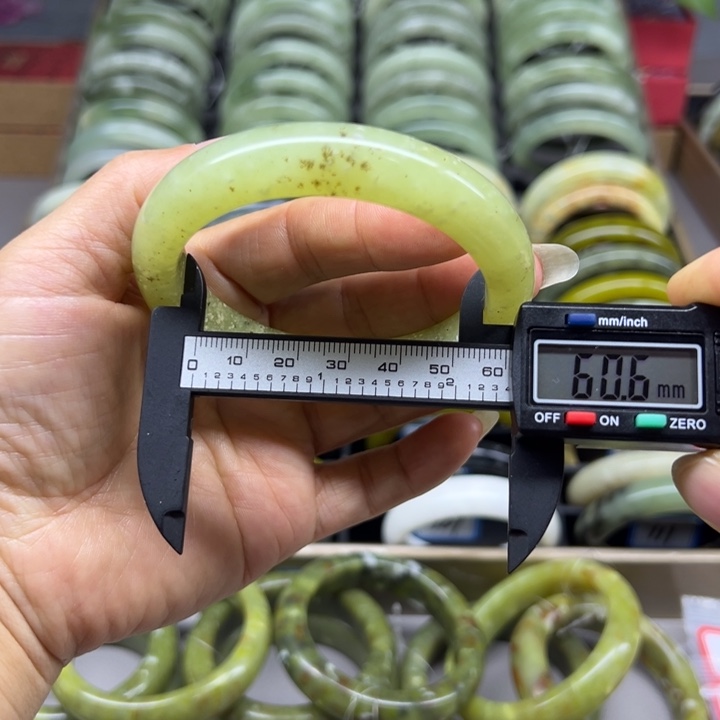 蛇纹石玉未镶嵌手镯109