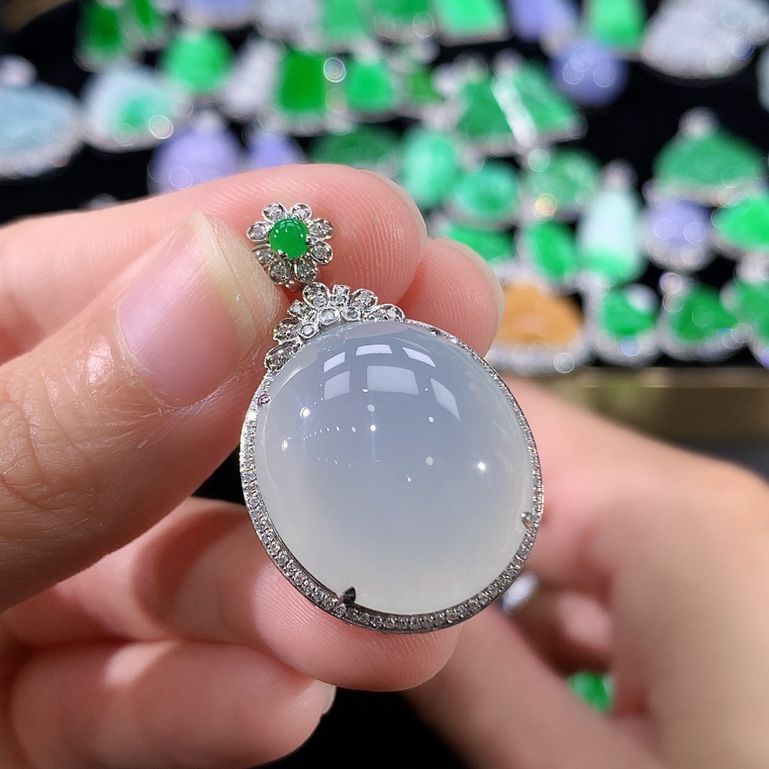 翡翠18K金镶嵌颈饰