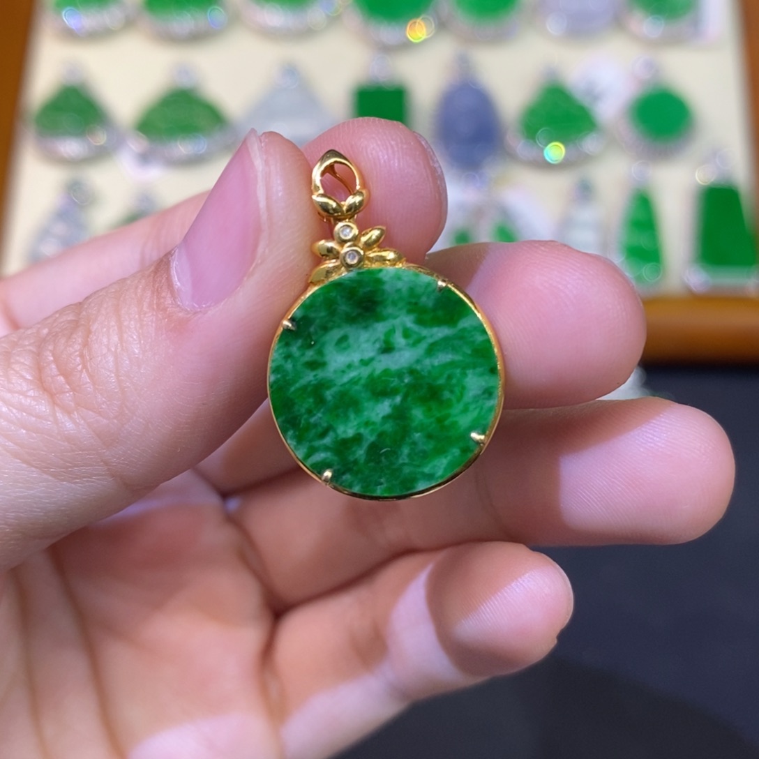 翡翠吊坠(不含链)18K金镶嵌清货价有小纹不介意拍～