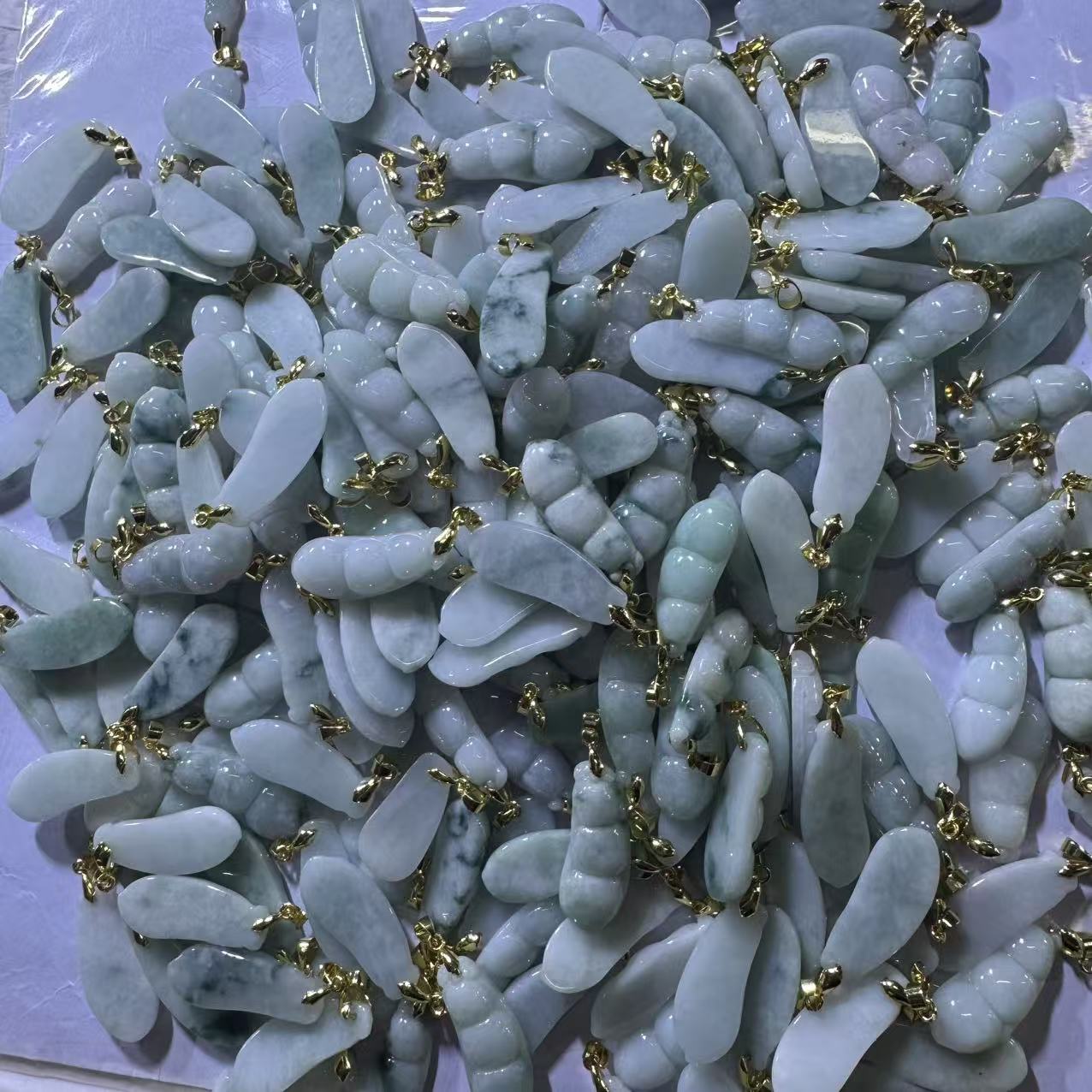 天然A货翡翠四季豆吊坠--多样性发一