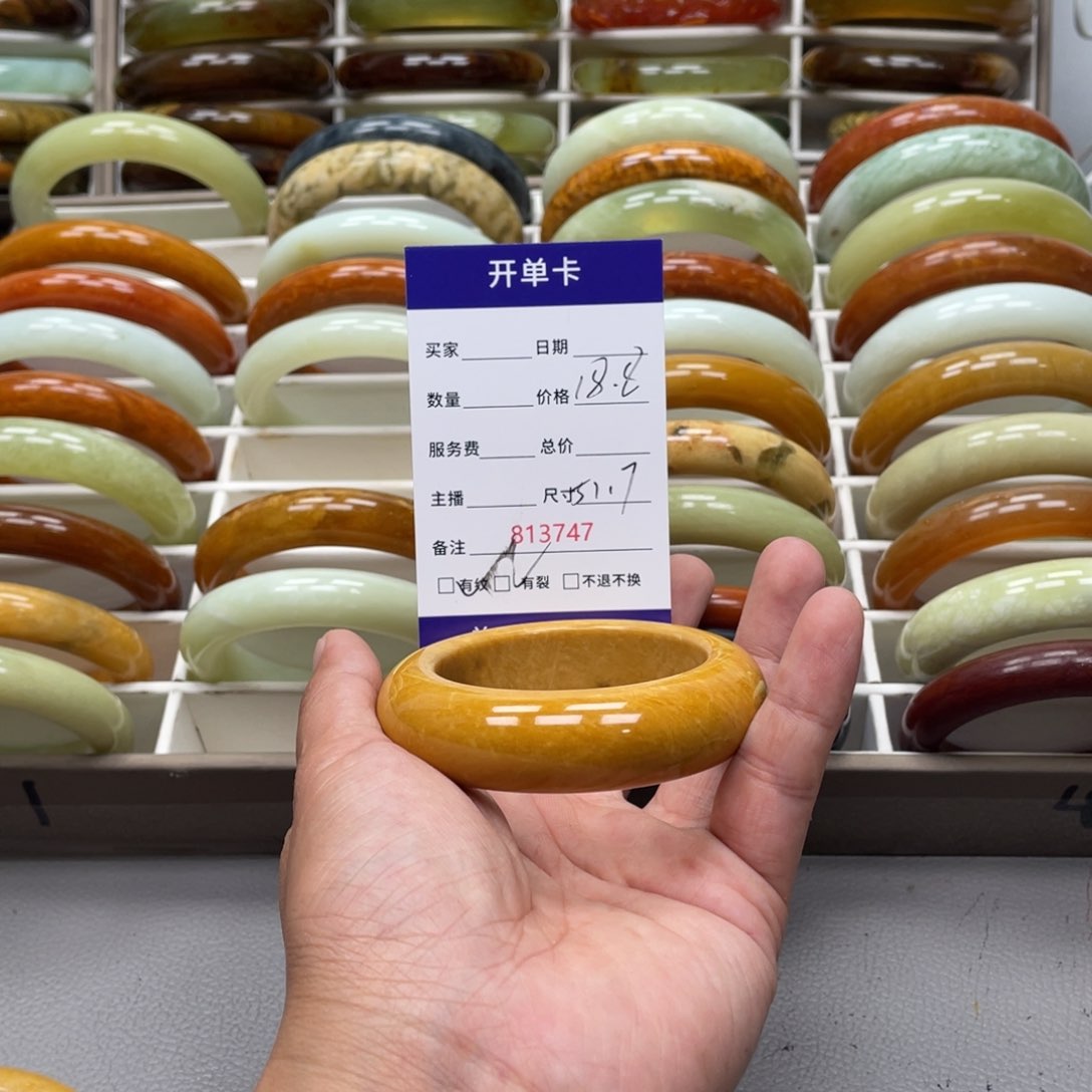 朱***利蛇纹石玉未镶嵌手镯