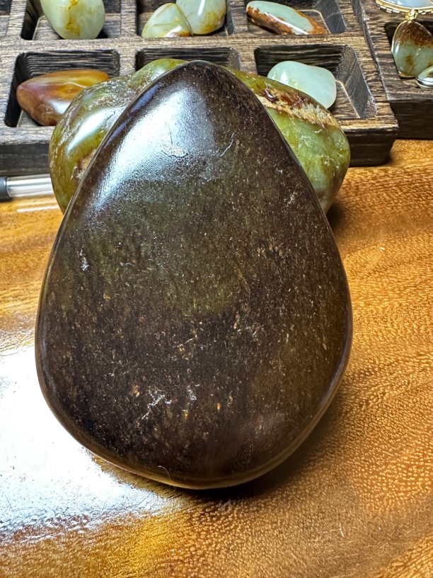 和田玉真皮真籽黑油皮大摆件636克