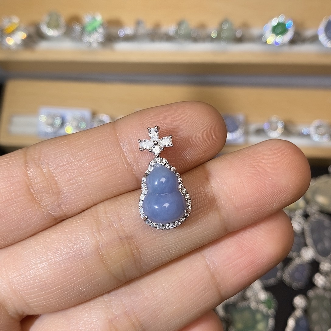 北***使翡翠未镶嵌颈饰翡翠