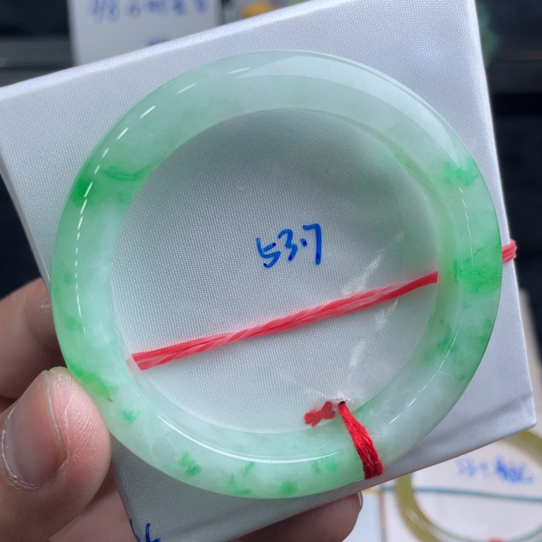 翡翠手镯未镶嵌翡翠手镯