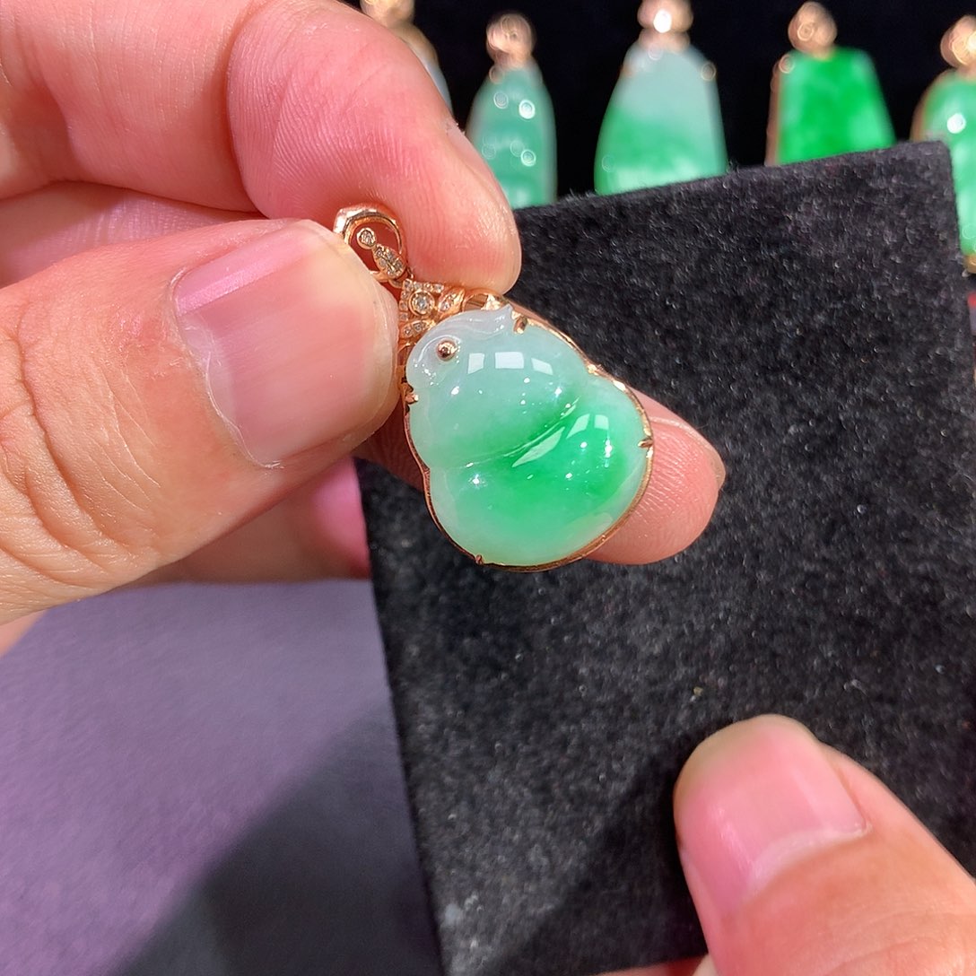 翡翠吊坠(赠链)18K金镶嵌