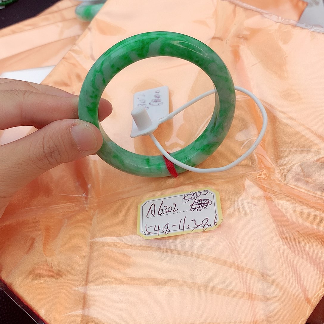 翡翠手镯未镶嵌翡翠