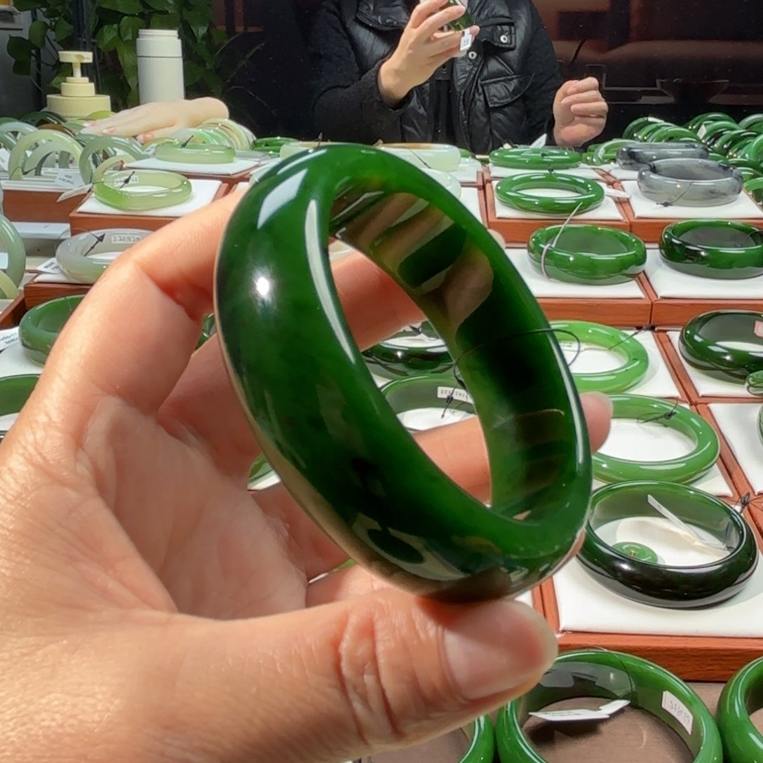 和田玉（碧玉）未镶嵌手镯