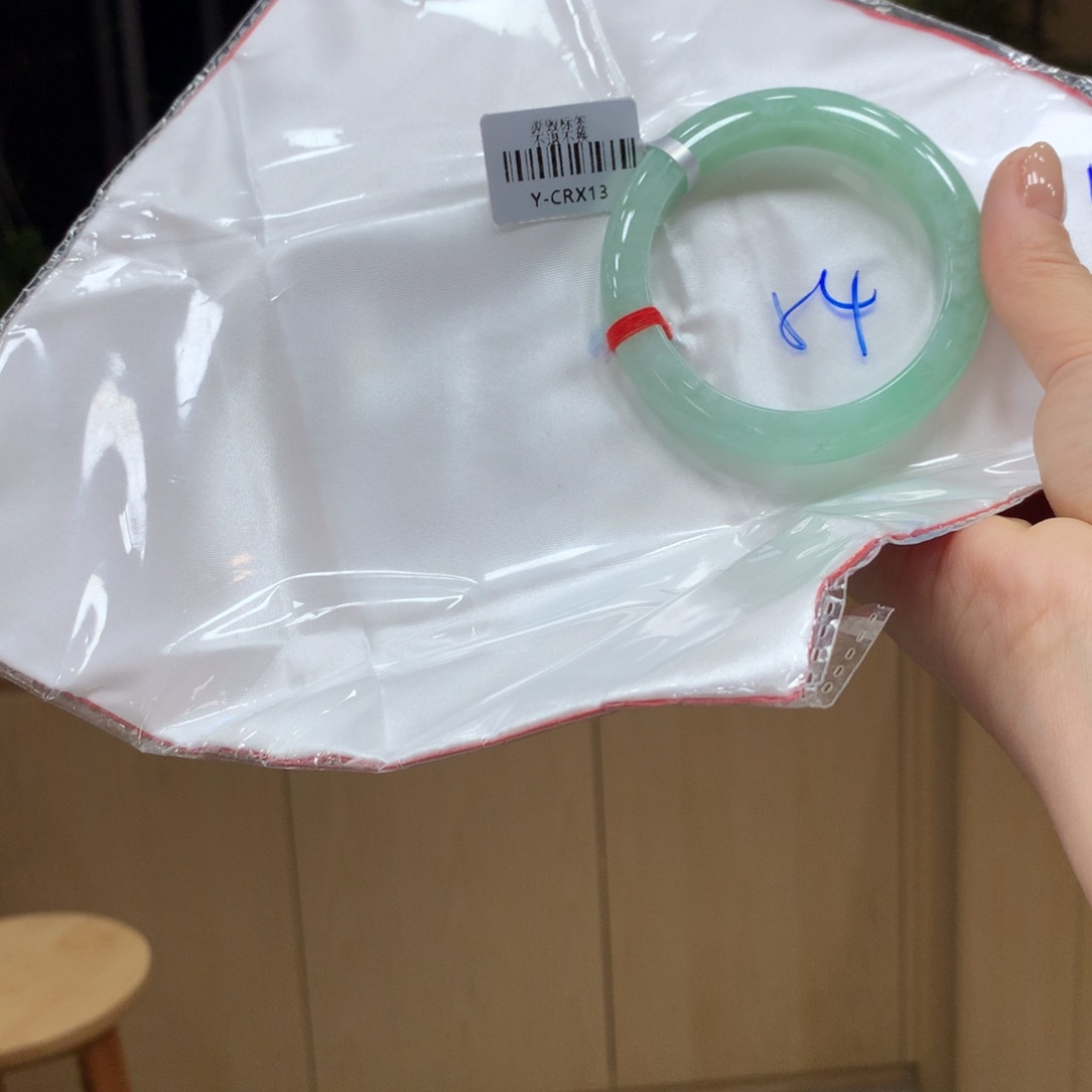 翡翠手镯未镶嵌不退不换