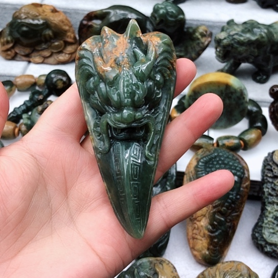 岫岩河磨玉（透闪石质玉）把件未镶嵌苦*啡