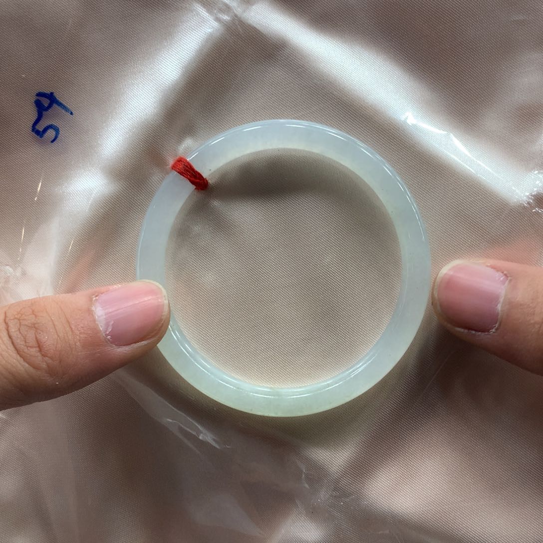 翡翠手镯未镶嵌翡翠