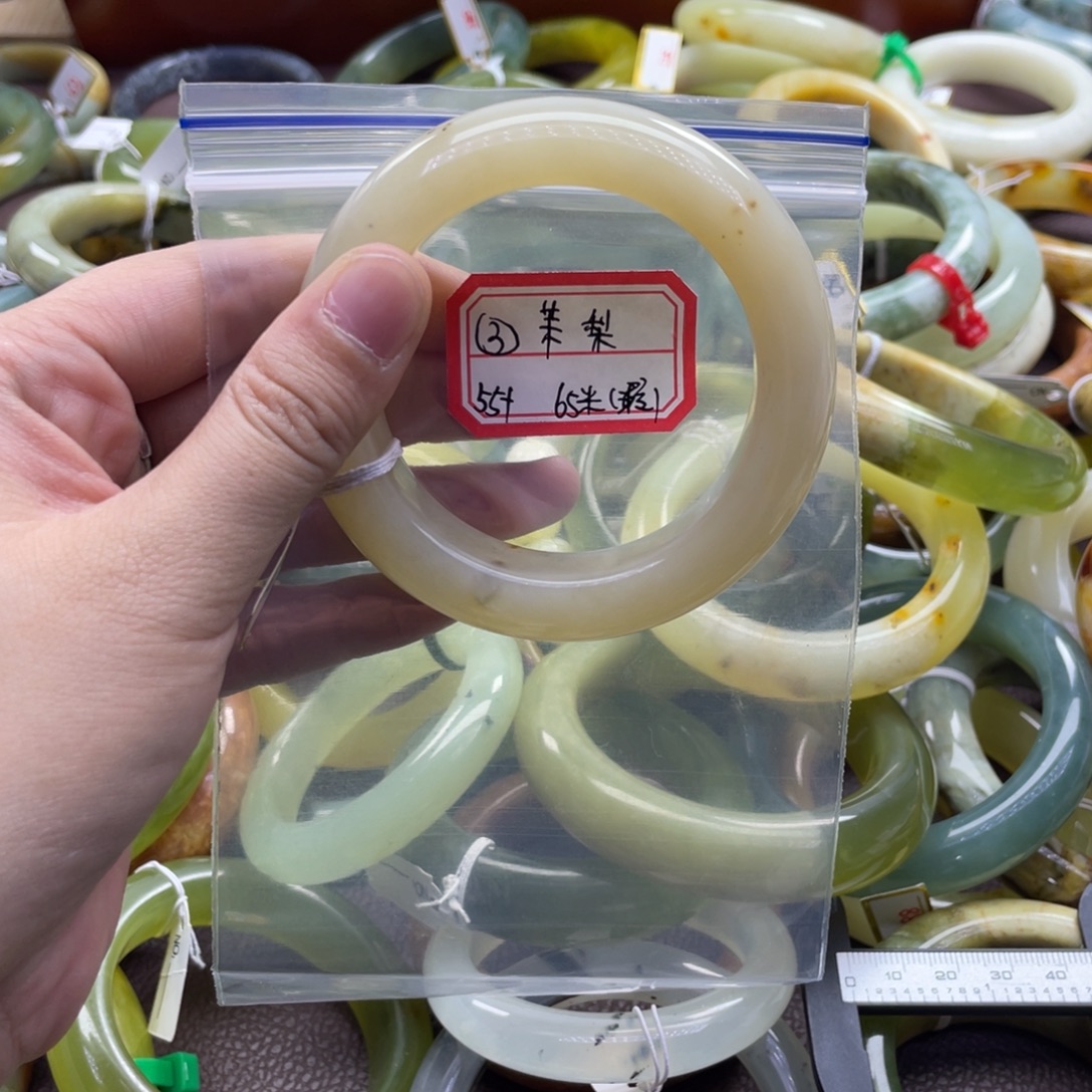 茉***梨蛇纹石玉未镶嵌手镯