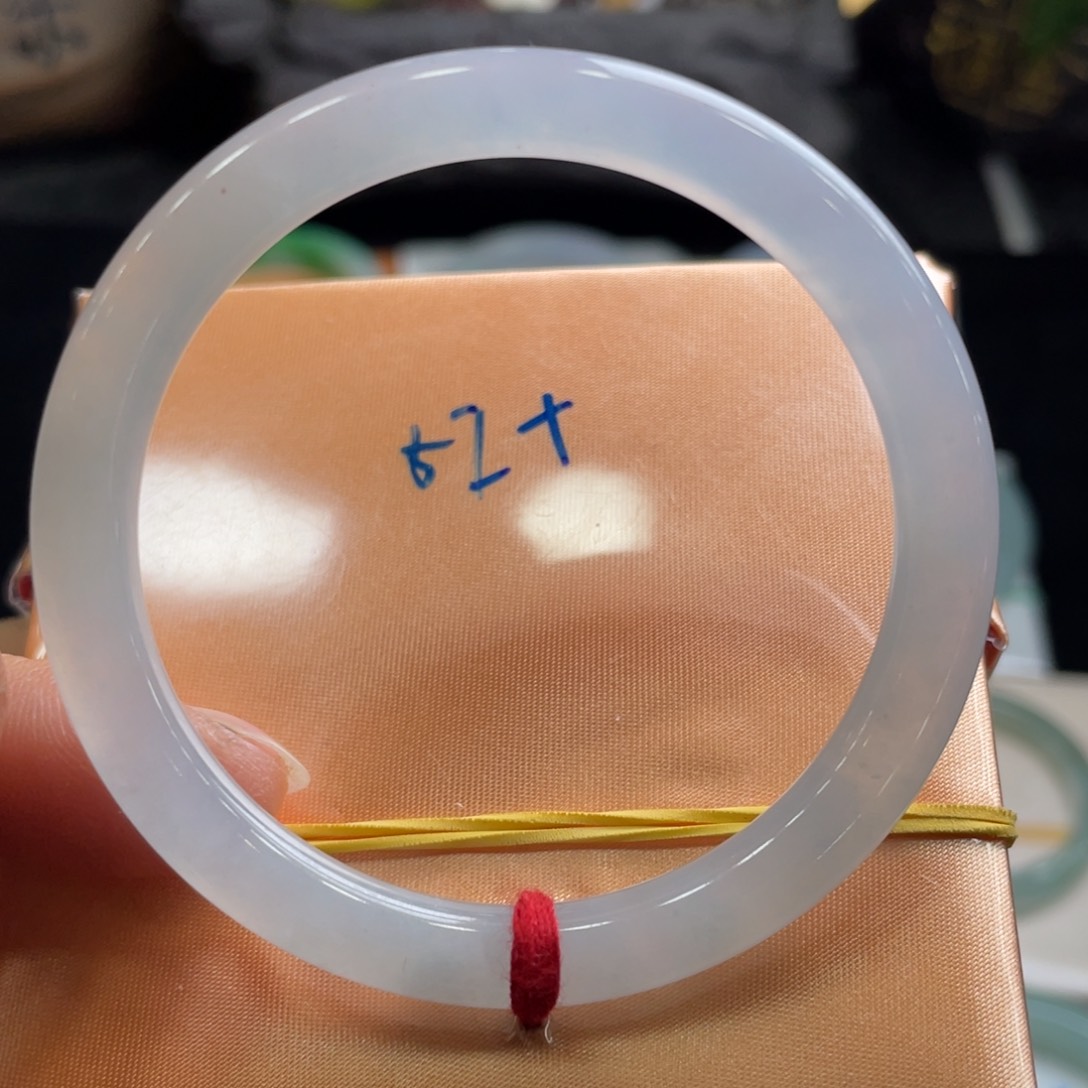 翡翠手镯未镶嵌翡翠手镯