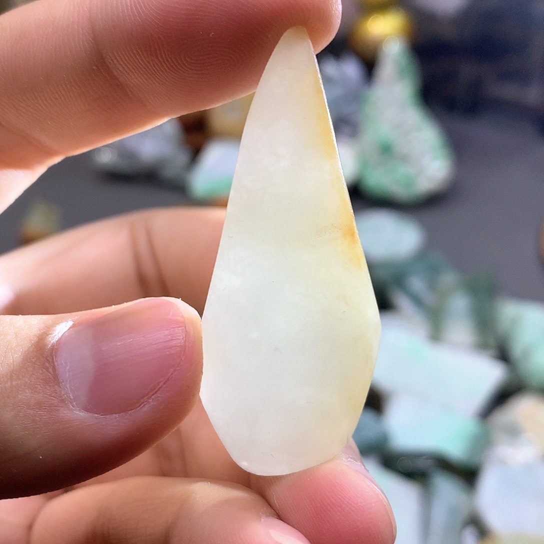 翡翠耳饰未镶嵌翡翠