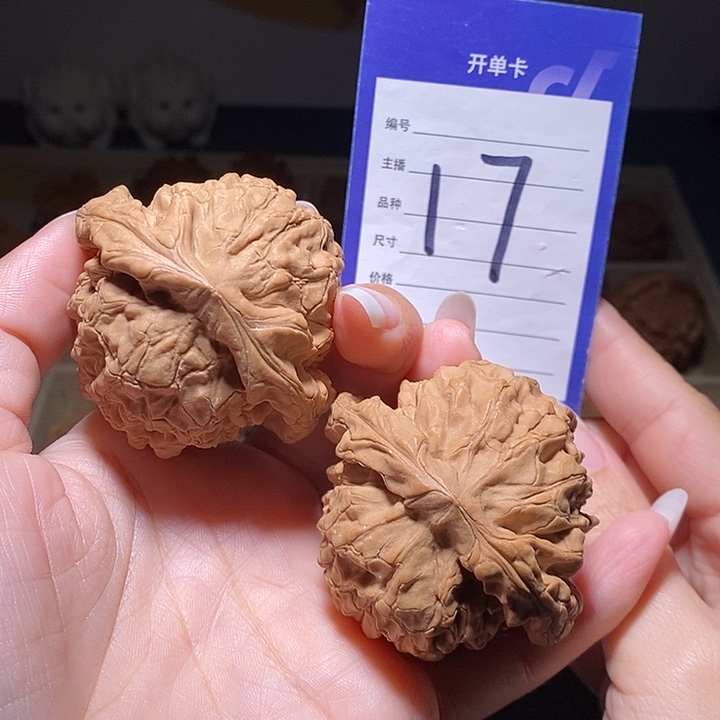 飞***来把件文玩核桃龙鼎53左右