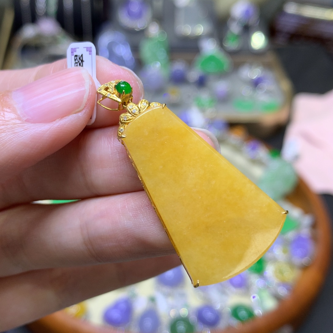 翡翠颈饰18K金镶嵌翡翠吊坠项链