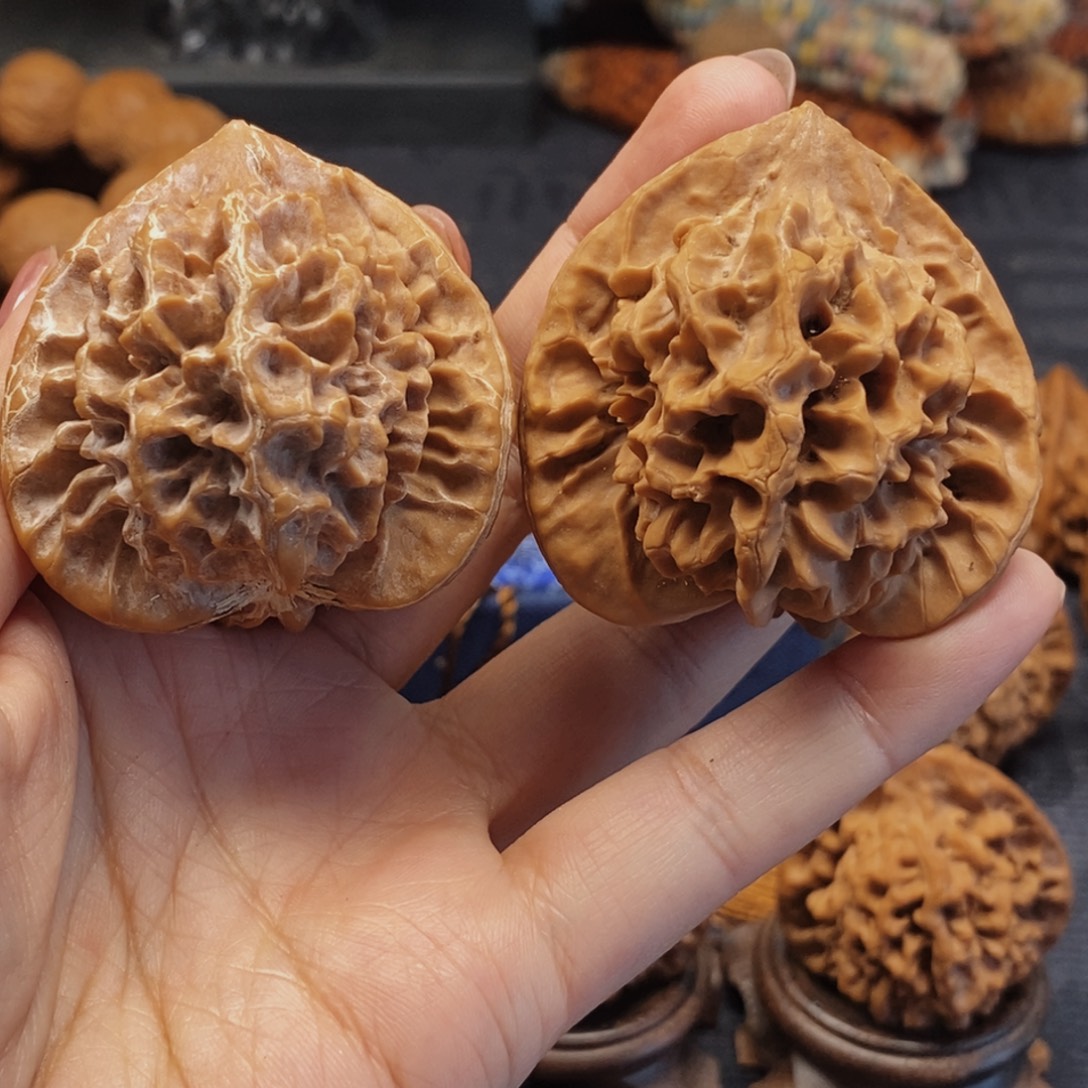 *****文玩核桃吊坠帝王三棱44