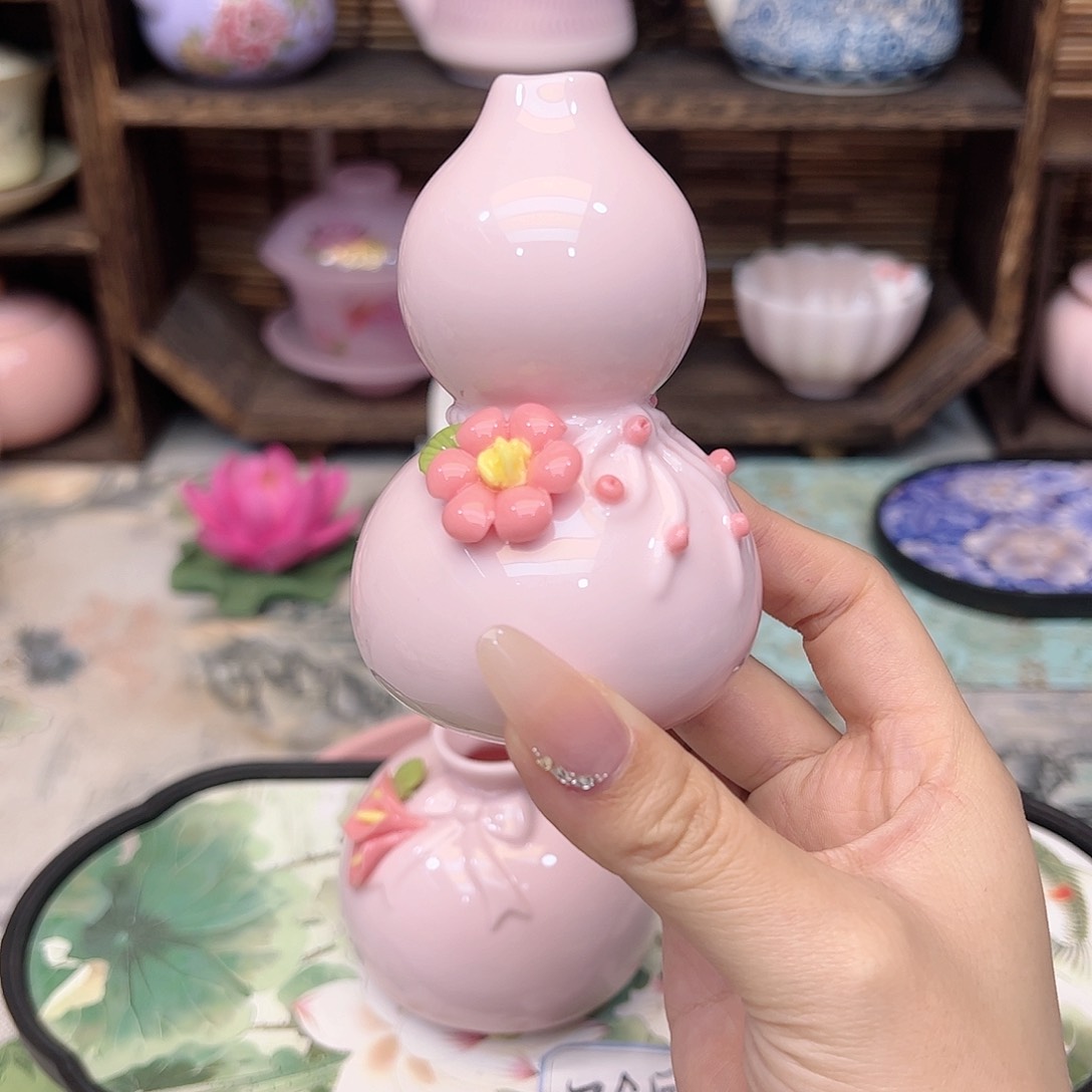 壶小花瓶。