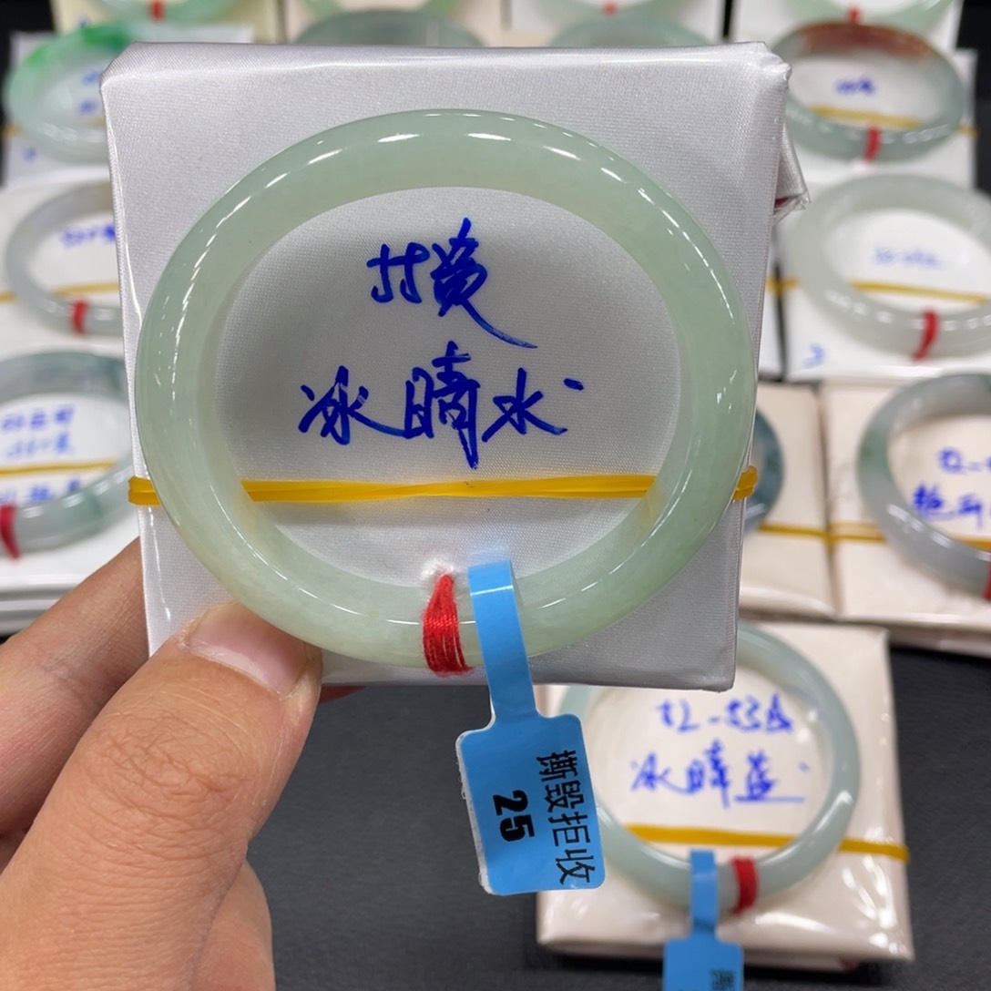 翡翠手镯未镶嵌天然翡翠