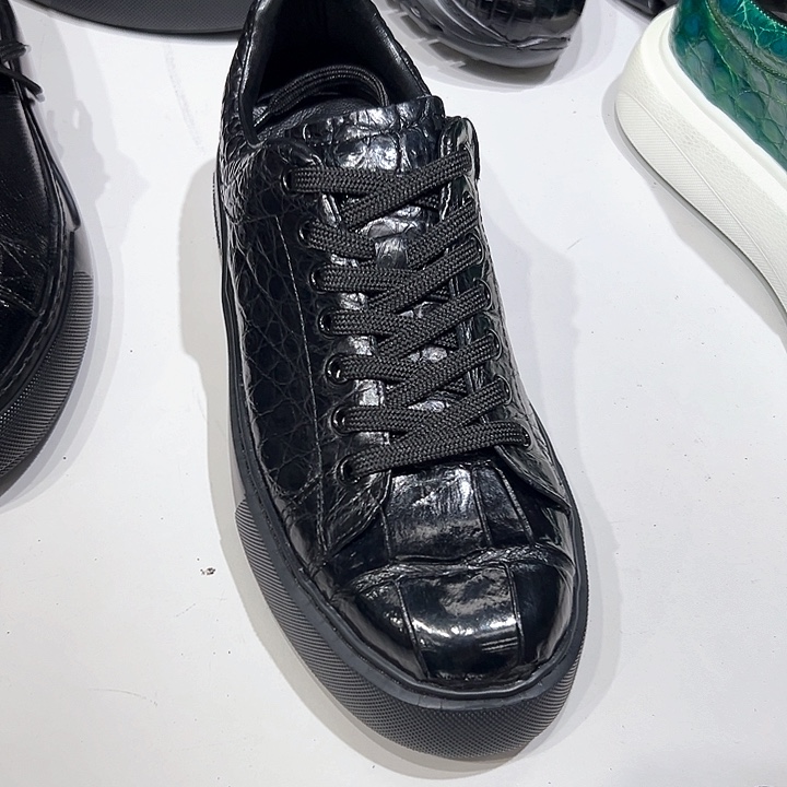 东***张磨砂皮（牛皮）鳄鱼板鞋41码