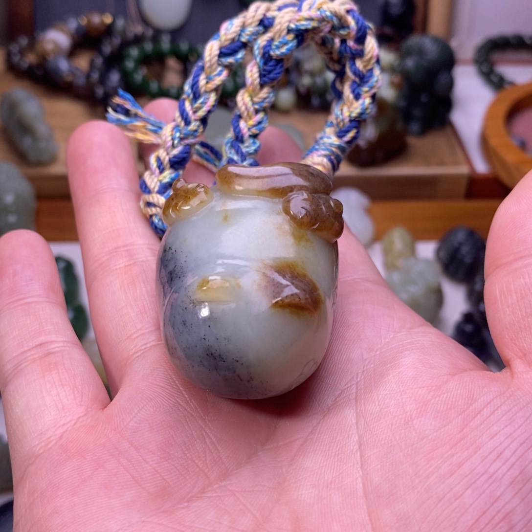 颈饰未镶嵌和田玉会****?