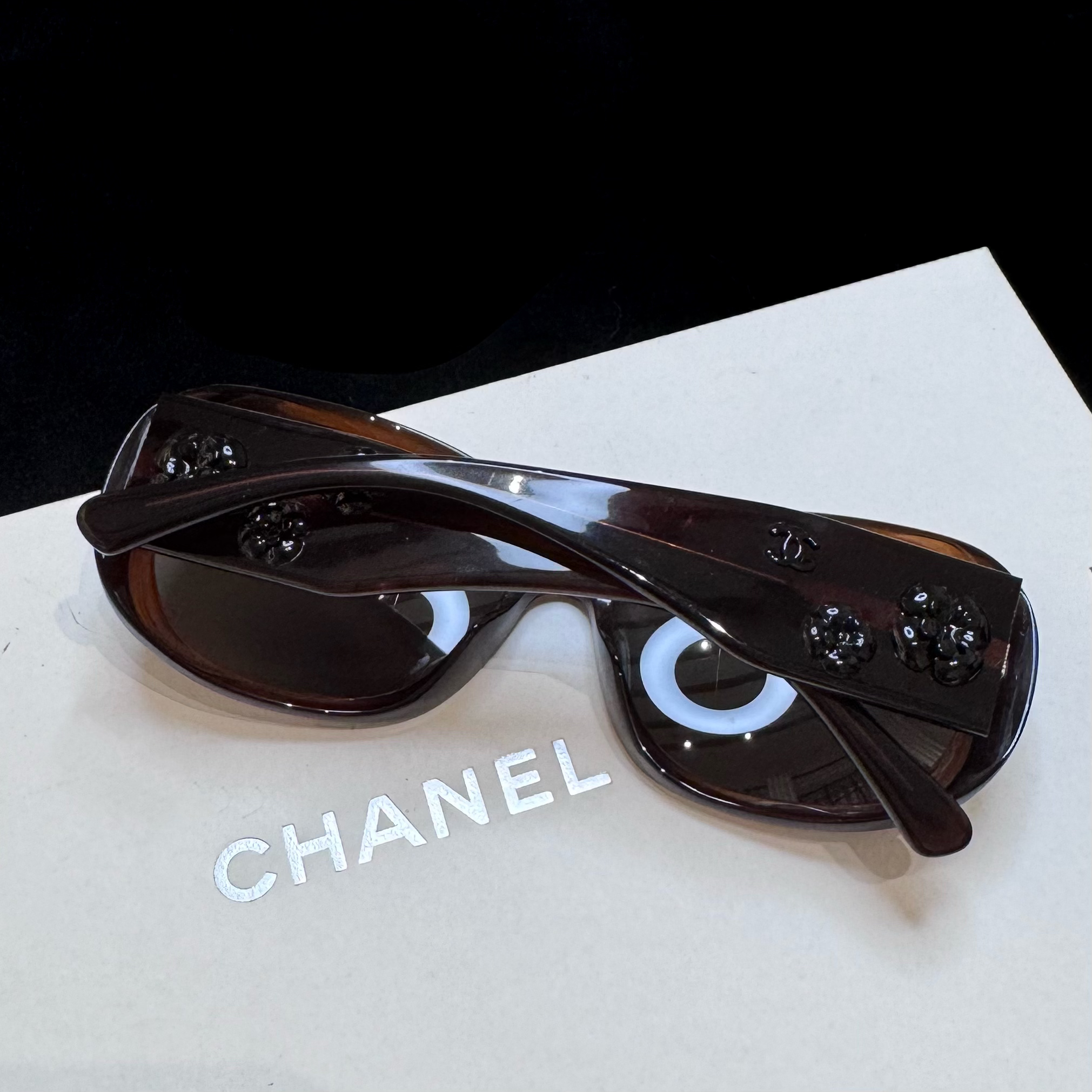 95新 Chanel/香奈儿 特价！CHANEL棕色山茶花墨镜 RB2544005 