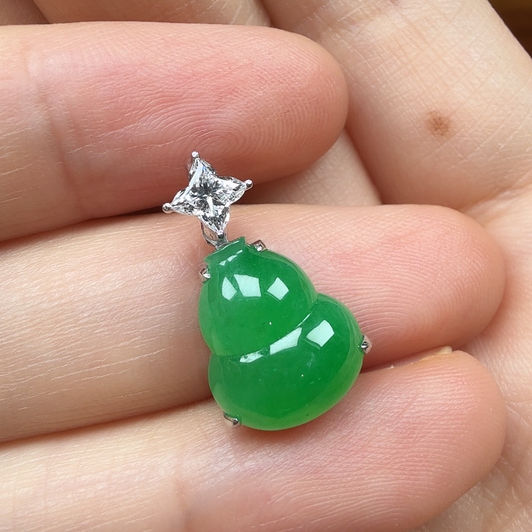 翡翠18K金镶嵌颈饰葫芦