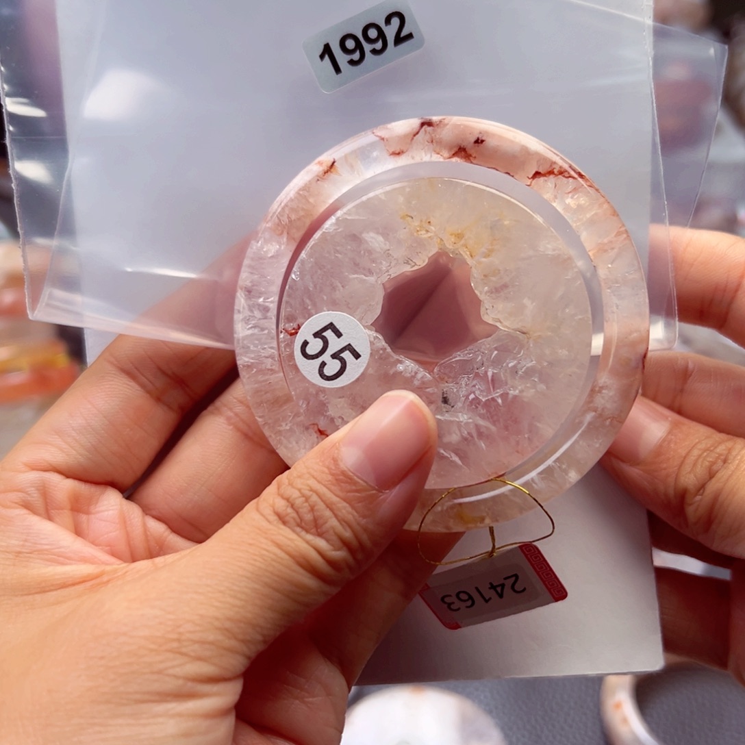 石英质玉手镯未镶嵌爱****?