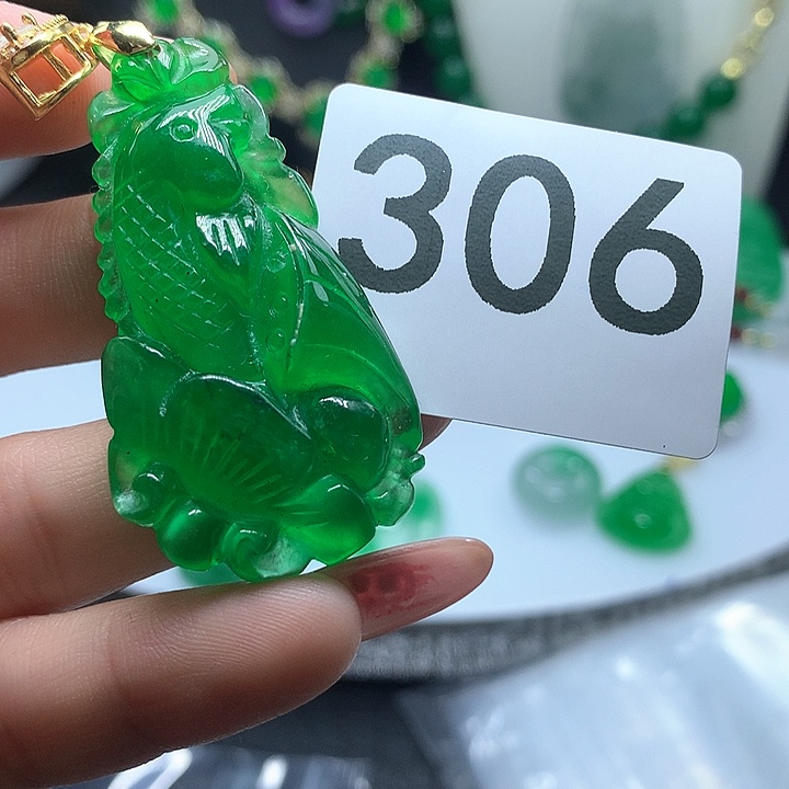 翡翠吊坠(赠链)未镶嵌