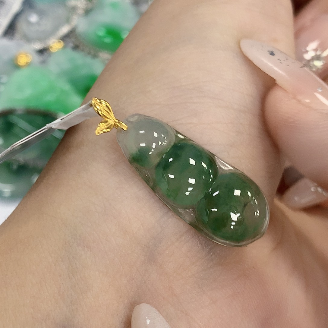 颈饰18K金镶嵌翡翠