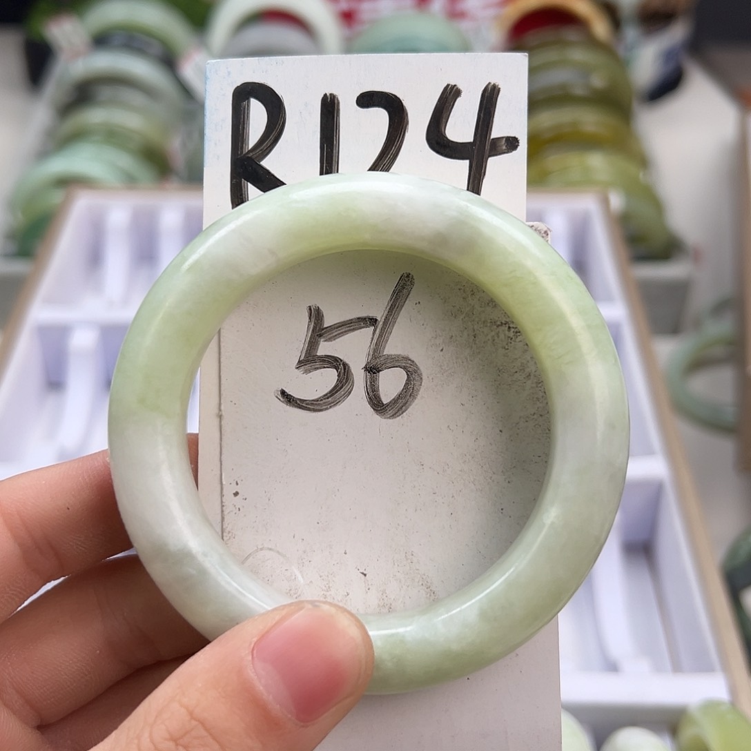 岫玉手镯未镶嵌天然岫玉微瑕，可以正常佩戴