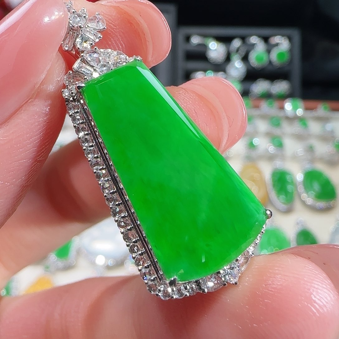 翡翠吊坠(不含链)18K金镶嵌岁*