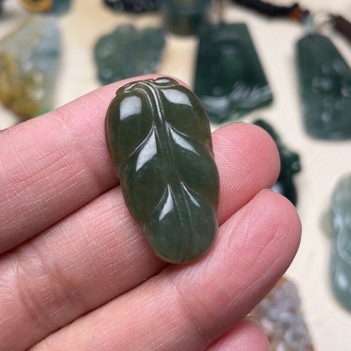 翡翠颈饰未镶嵌叶子