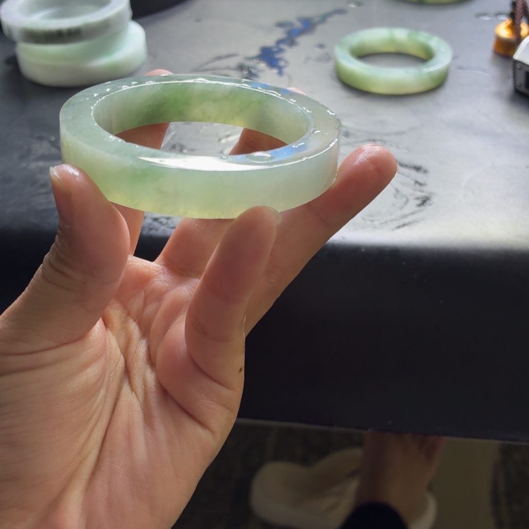 夏***香定制翡翠未镶嵌手镯