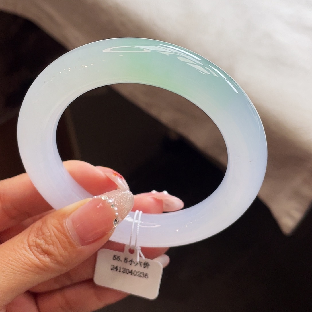 翡翠手镯未镶嵌56圆条