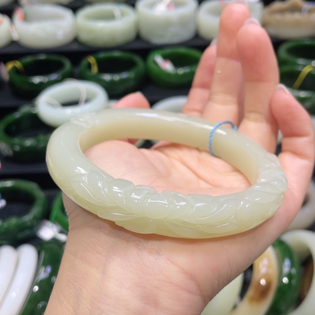 未镶嵌手镯和田玉包**妈72。  圈口66