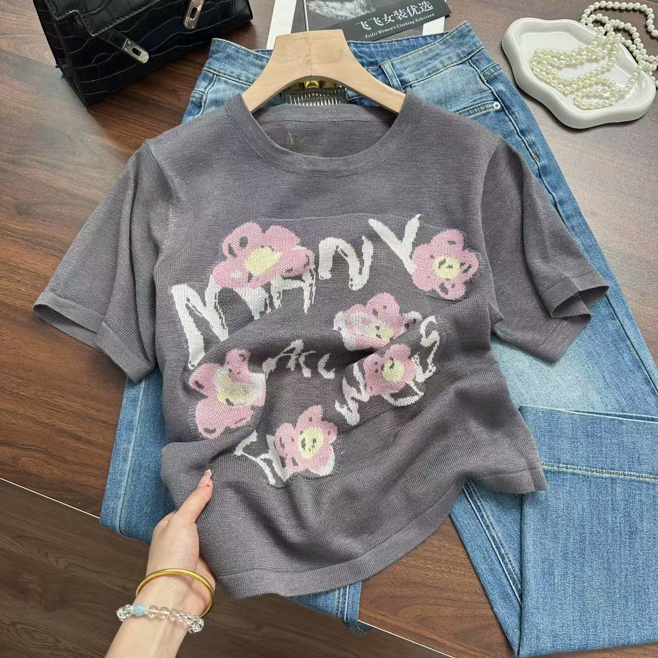 字母花朵提花设计~好气质百搭呀！正肩的超显瘦减龄针织衫Y7102