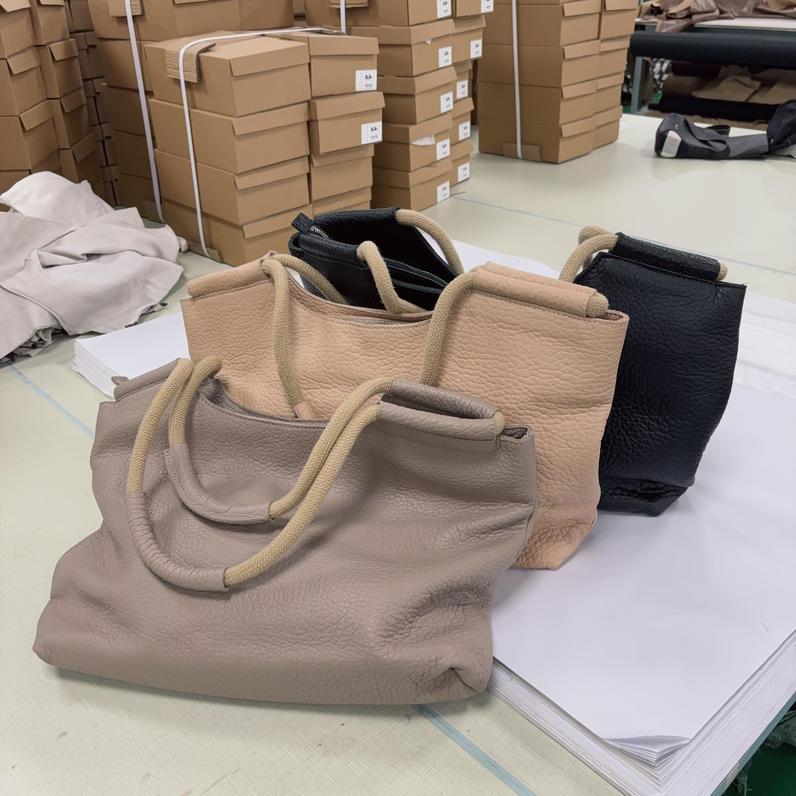 秀场客订少量厚牛皮单肩包 时髦洒脱个性