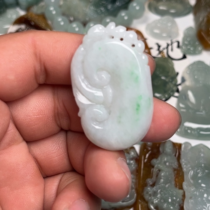 翡翠未镶嵌颈饰如意