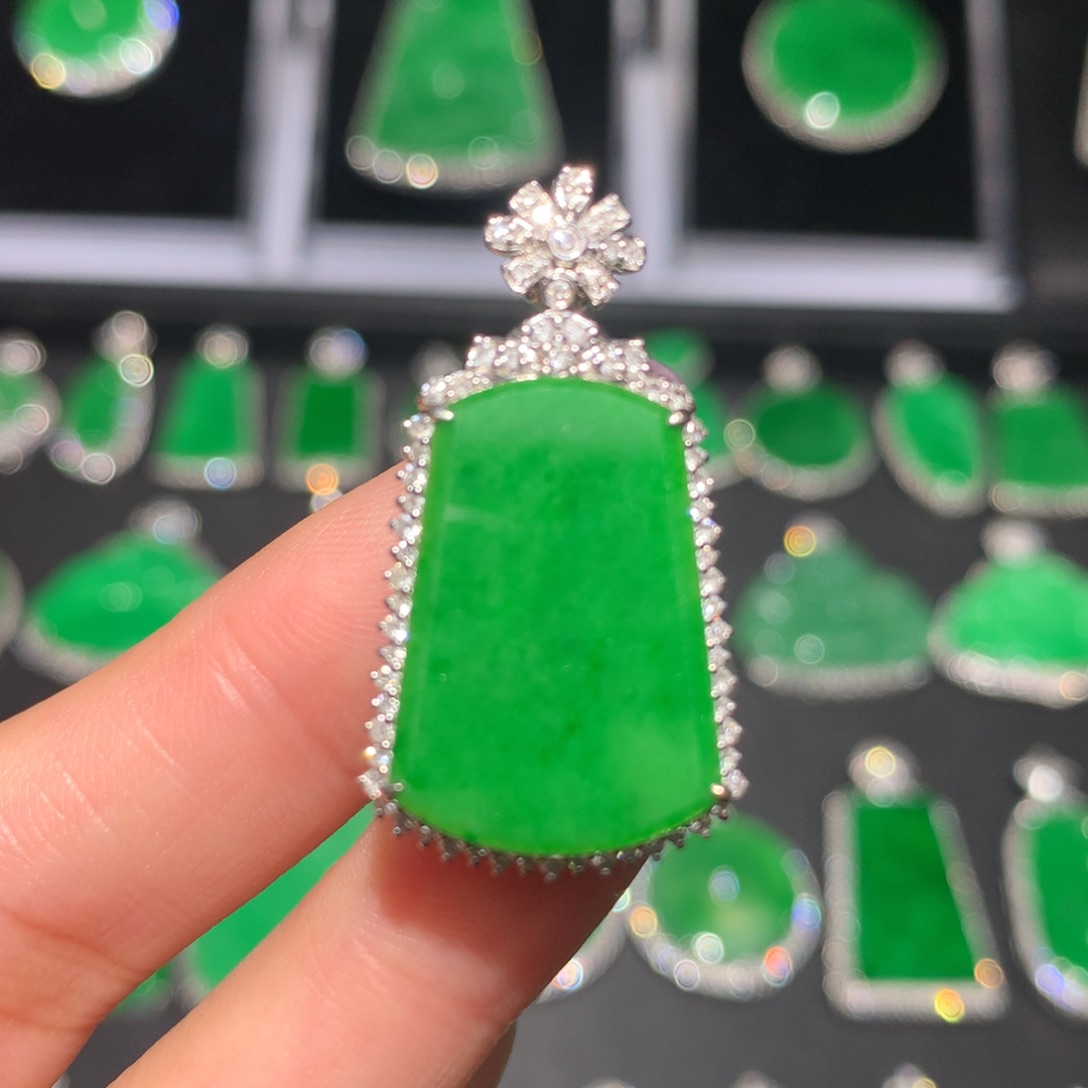 翡翠颈饰18K金镶嵌翡翠