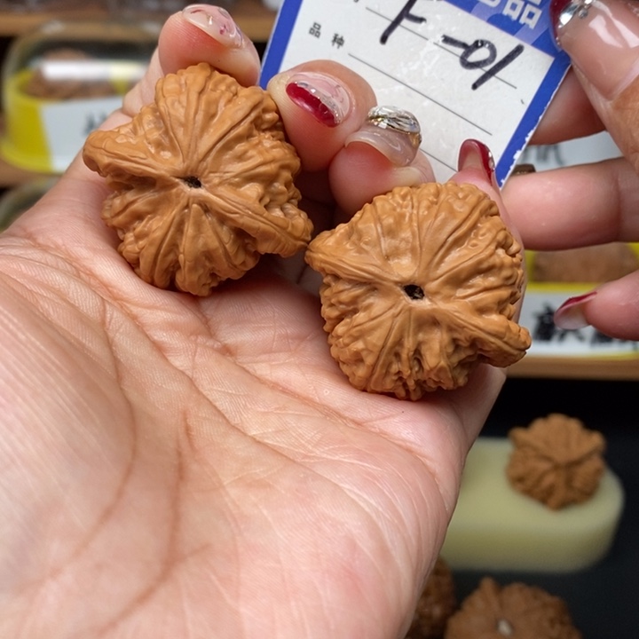 文玩核桃吊坠37凤眼