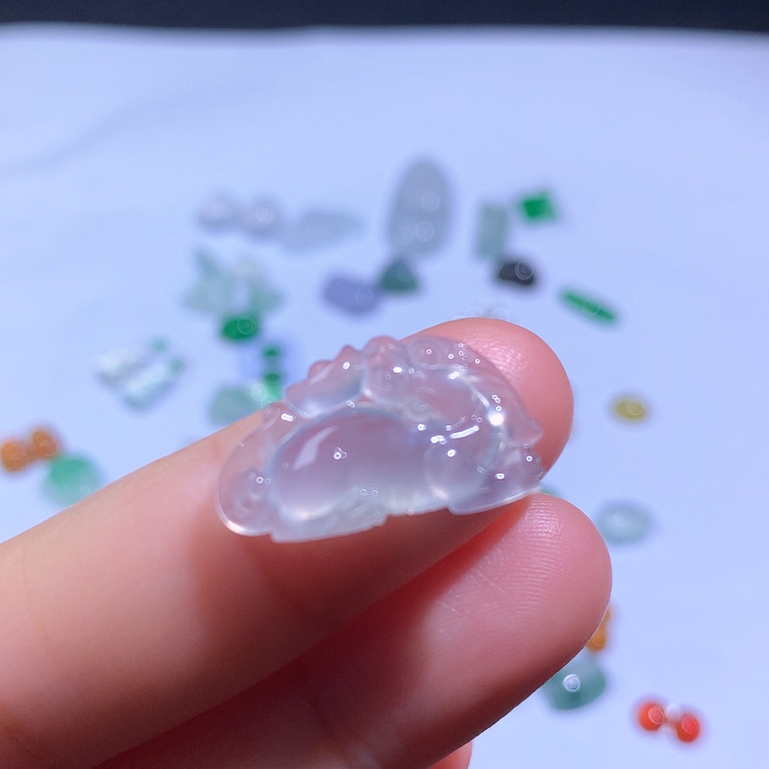 翡翠未镶嵌颈饰麒麟