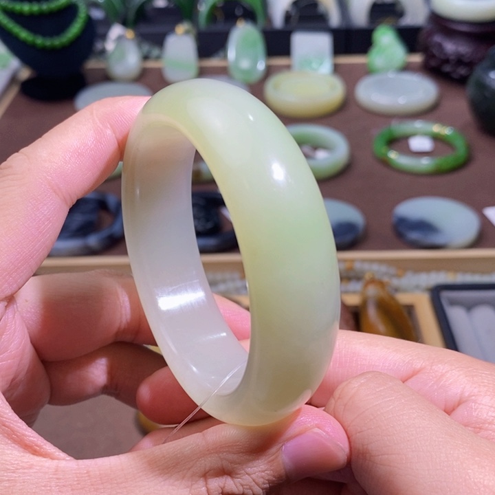 和田玉未镶嵌翠青轮胎手镯57.6圈口84.5克