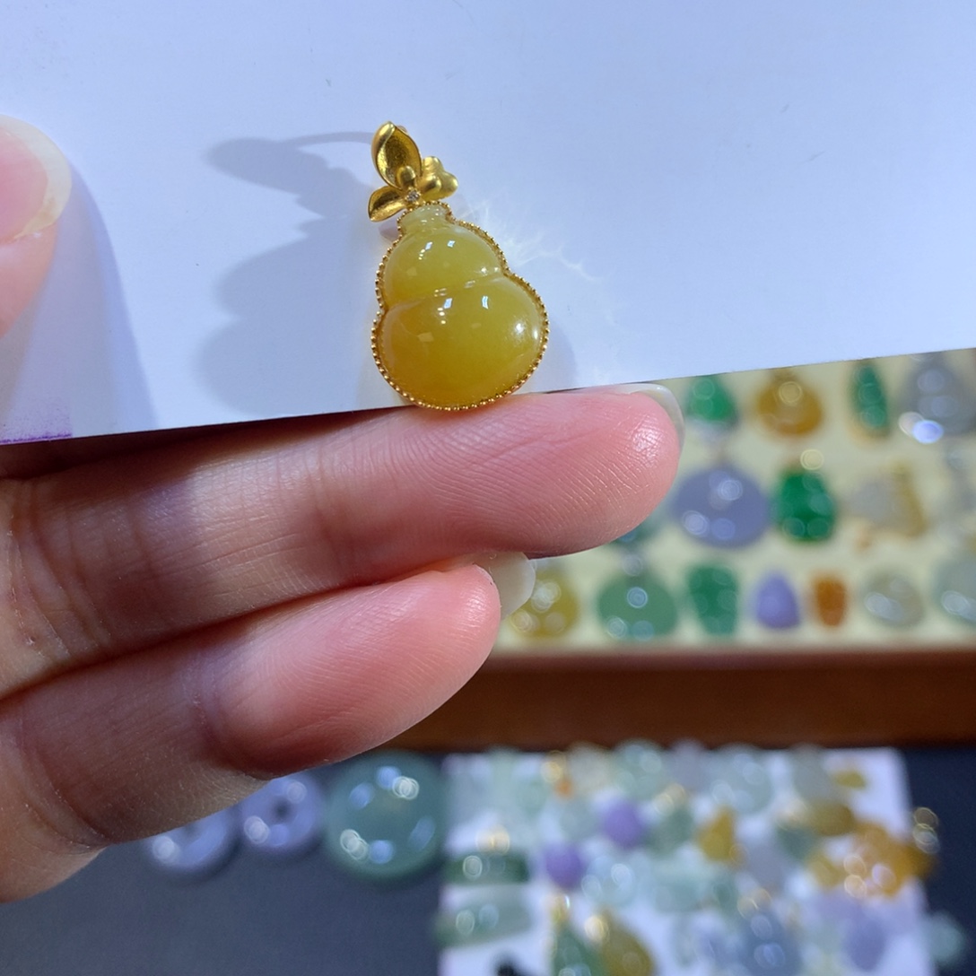 颈饰18K金镶嵌翡翠