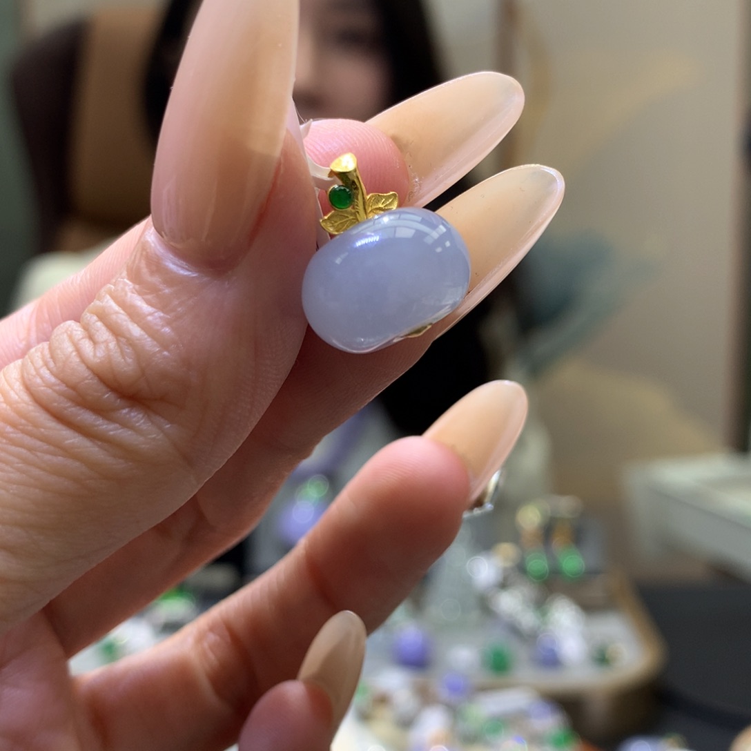 颈饰18K金镶嵌翡翠