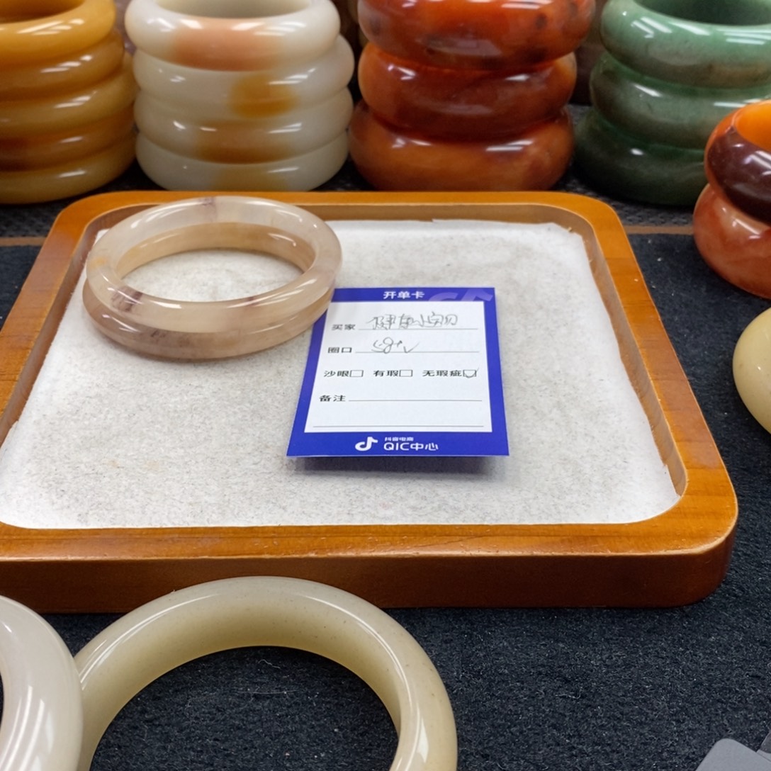 健***贝石英岩玉未镶嵌手镯（圆镯）