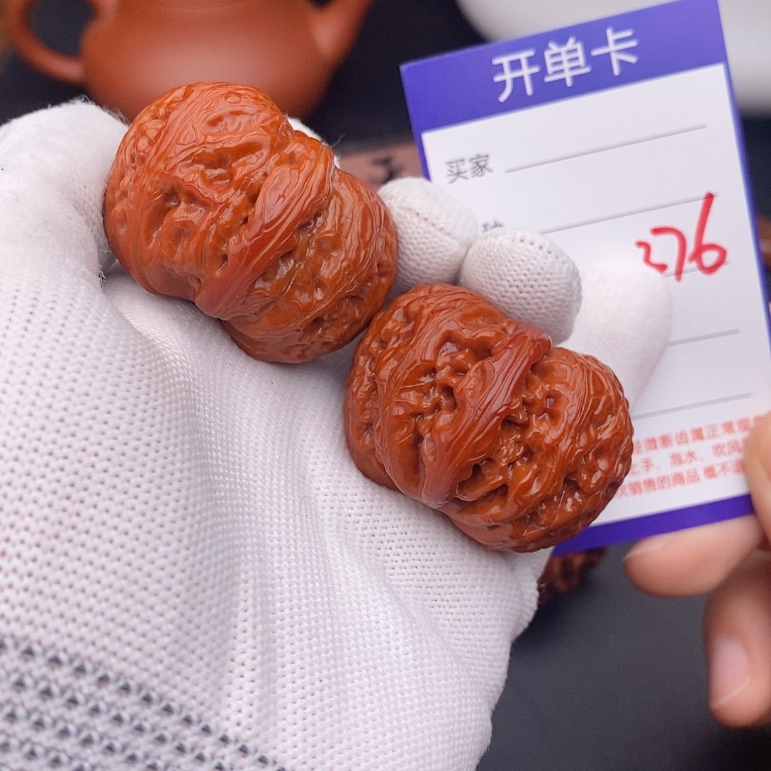 聆****文玩核桃把件43元宝376