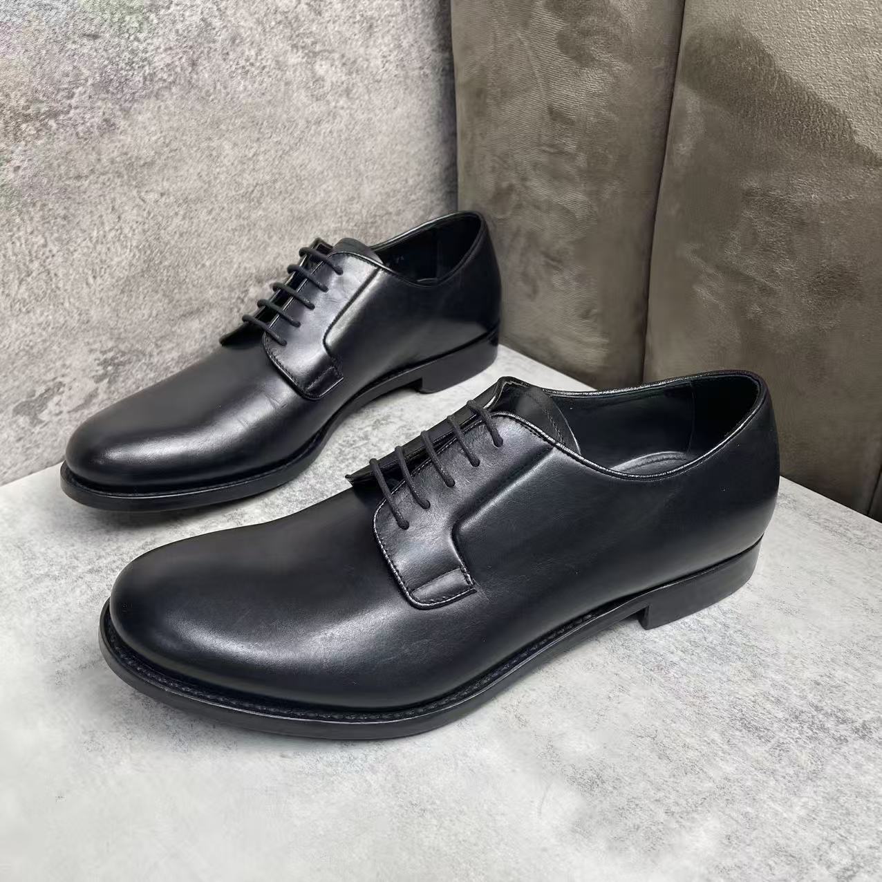 95新 Prada/普拉达 黑色皮革时尚百搭休闲商务皮鞋/41.5码