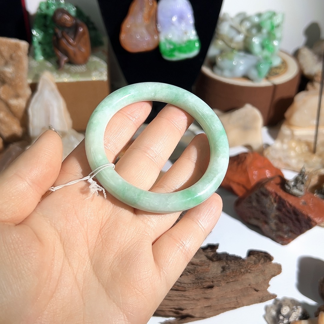 翡翠未镶嵌手镯翡翠飘绿手镯有纹