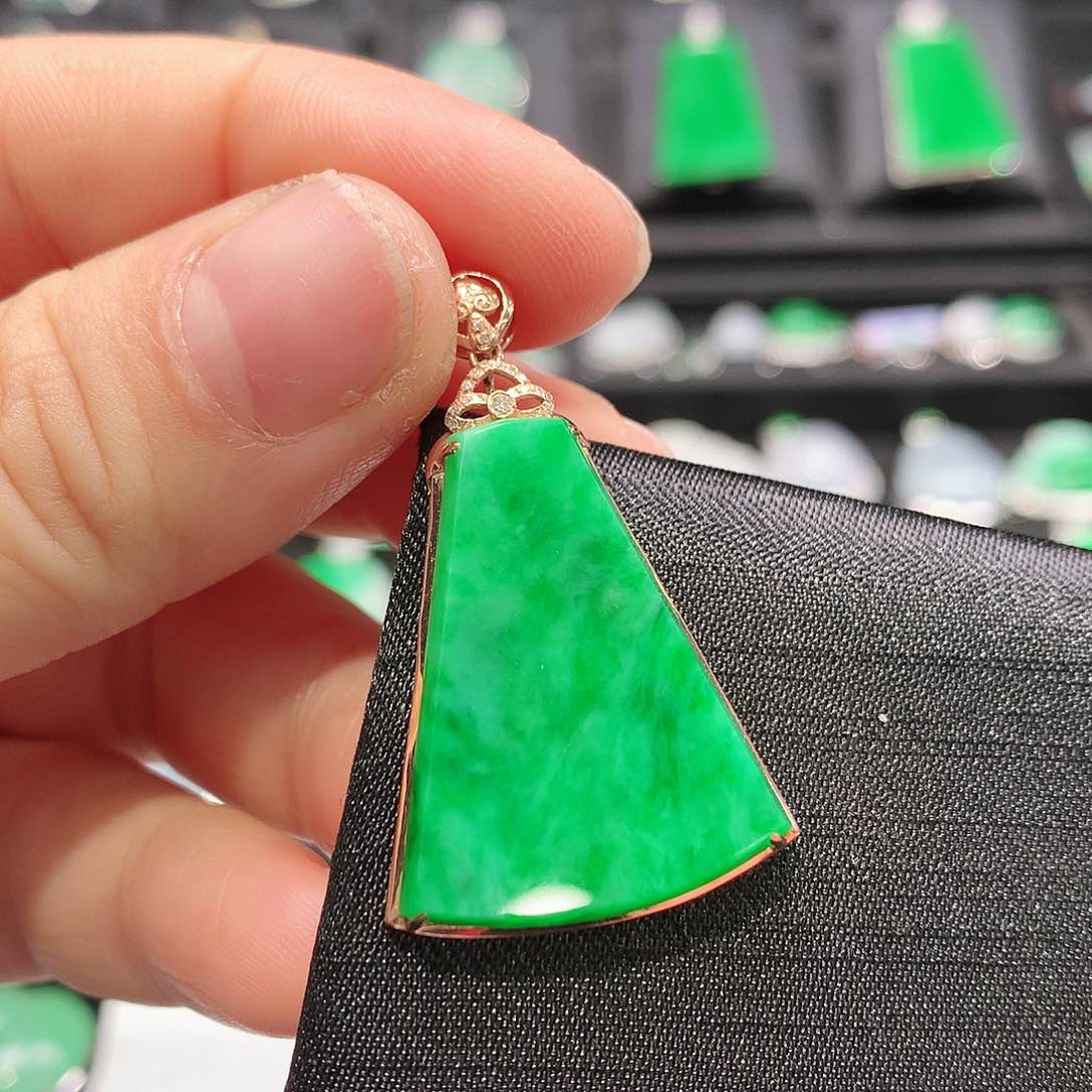 翡翠颈饰18K金镶嵌无事牌